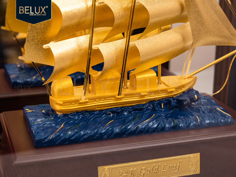 Mô hình thuyền buồm dát vàng 24k&nbsp;28x18x35cm M11